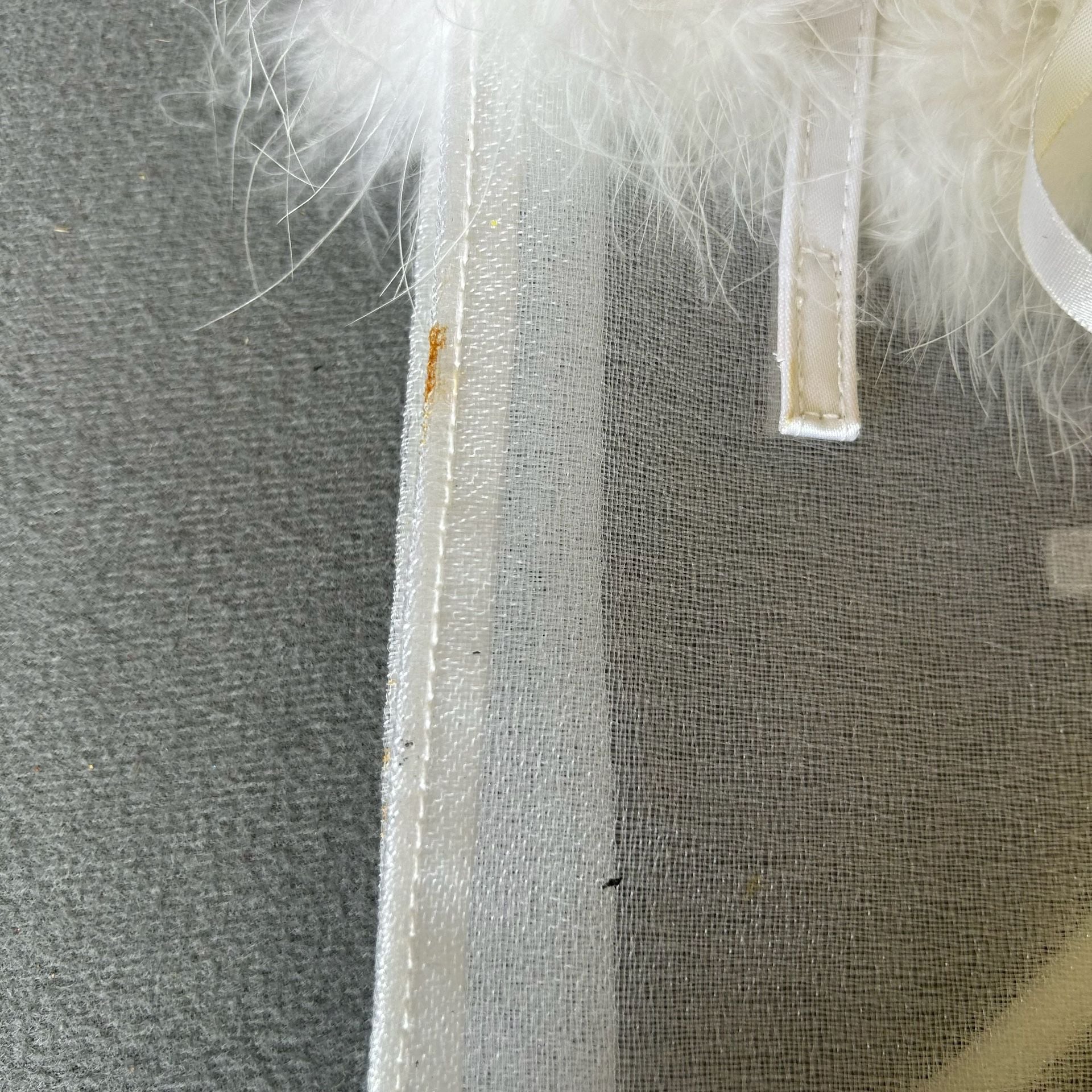 Rare Retired Victoria’s Secret Vintage Bag Rare with White Fluffy Feathers Z74 8