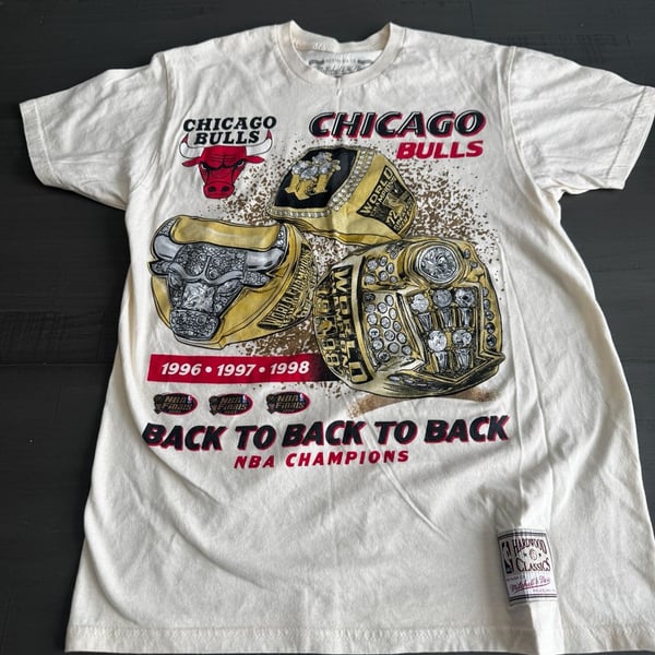Mitchell & Ness Chicago Bulls Triple Rings NBA Champions Cream T-Shirt