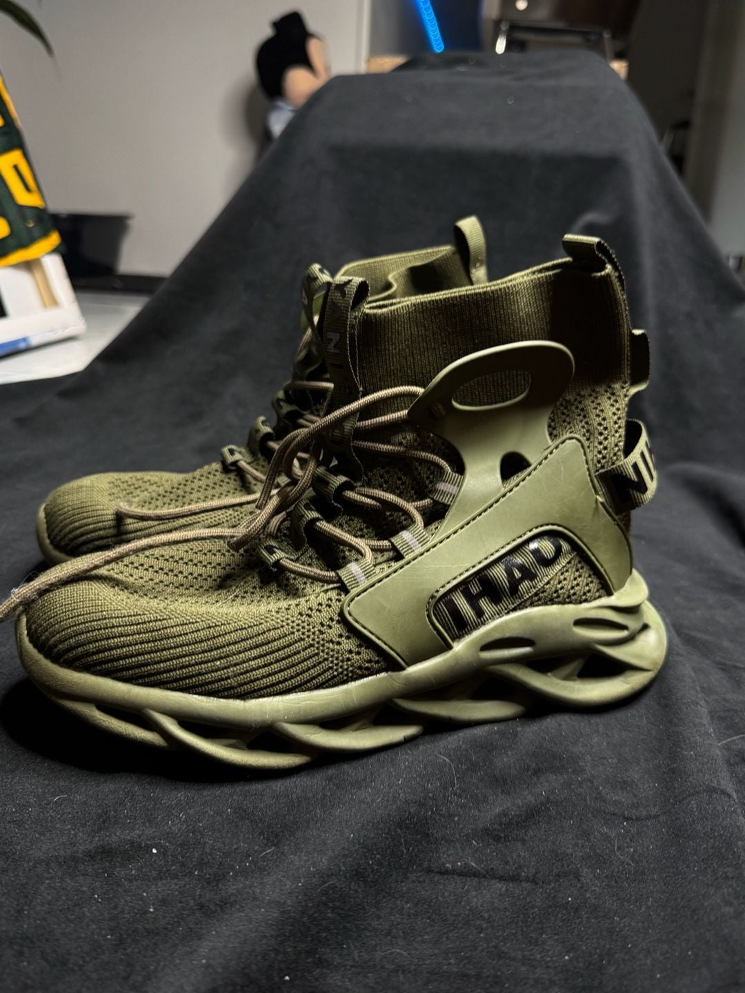 Nihaoya Athletic Blade-Style High-Top Sneakers in Army Green 2