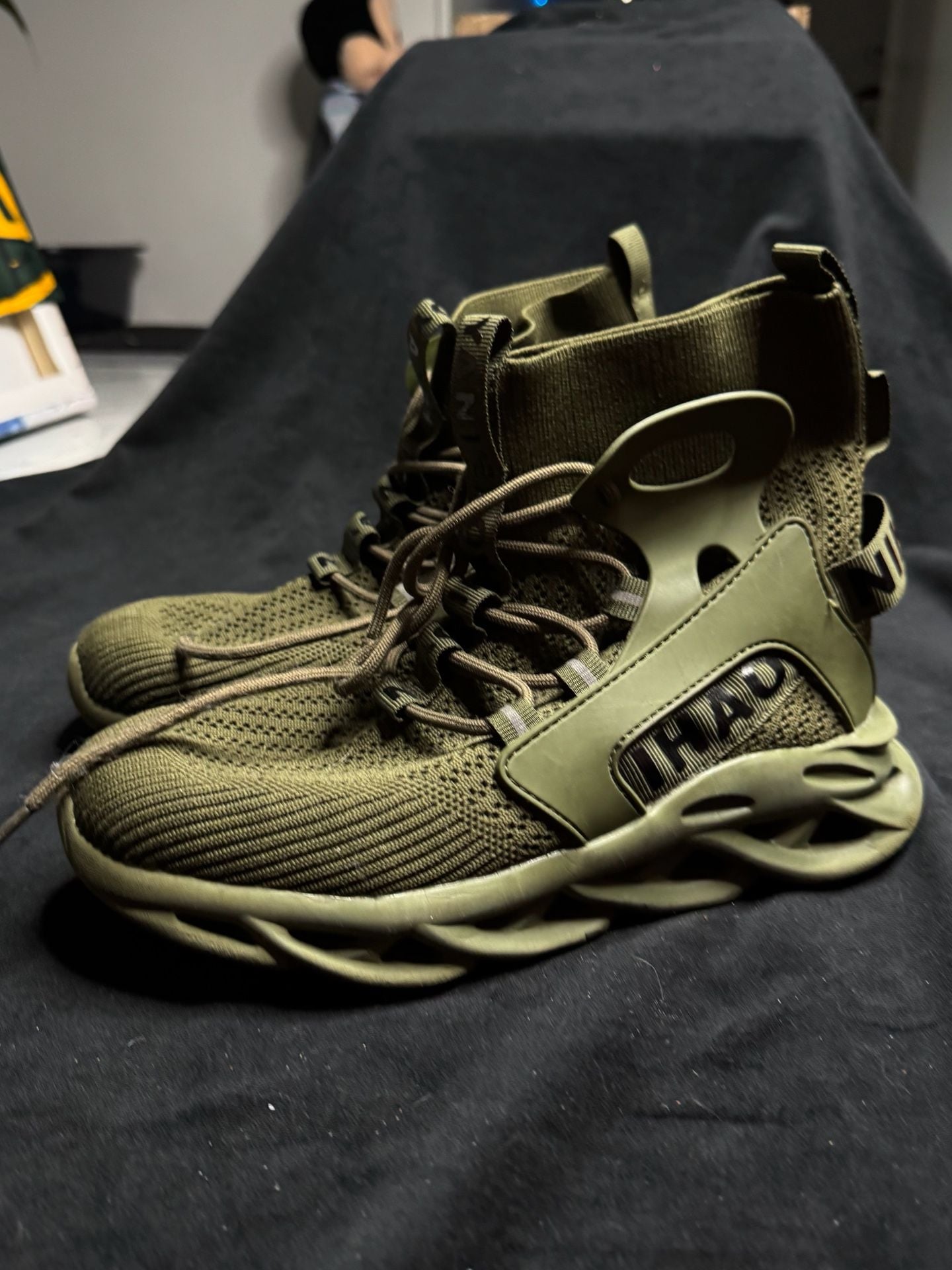 Nihaoya Athletic Blade-Style High-Top Sneakers in Army Green 3