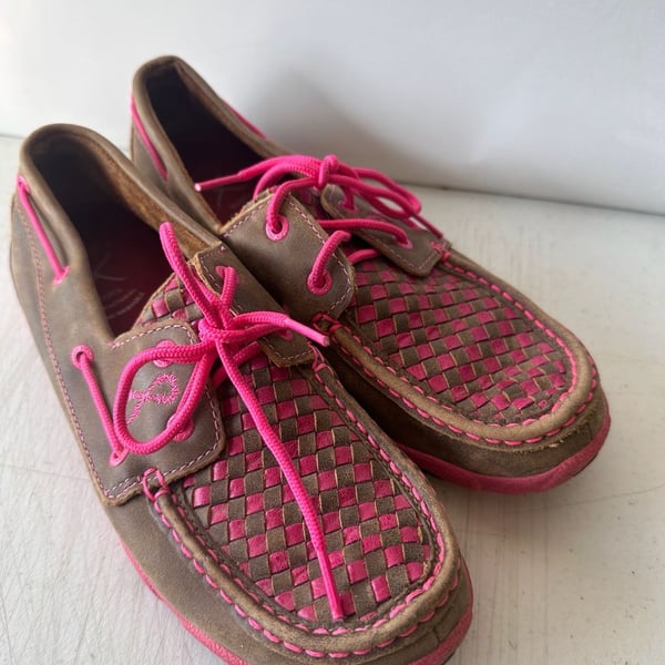 Twisted X Women's WDM0027 Driving Moccasins with Pink Ribbon Embroidery