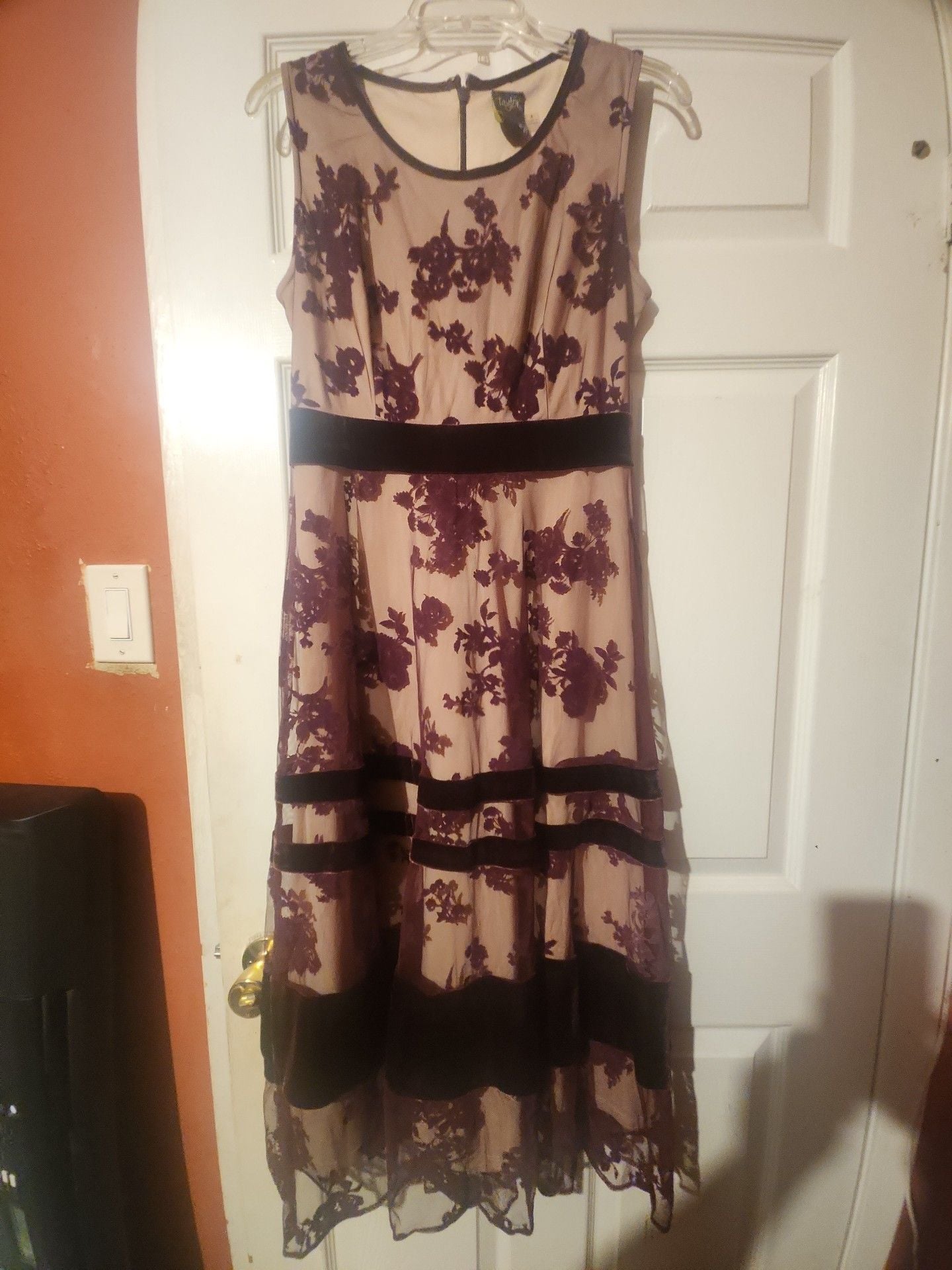 Dress the Population Audrey Sleeveless Floral Lace Midi Dress in Burgundy/Nude 1