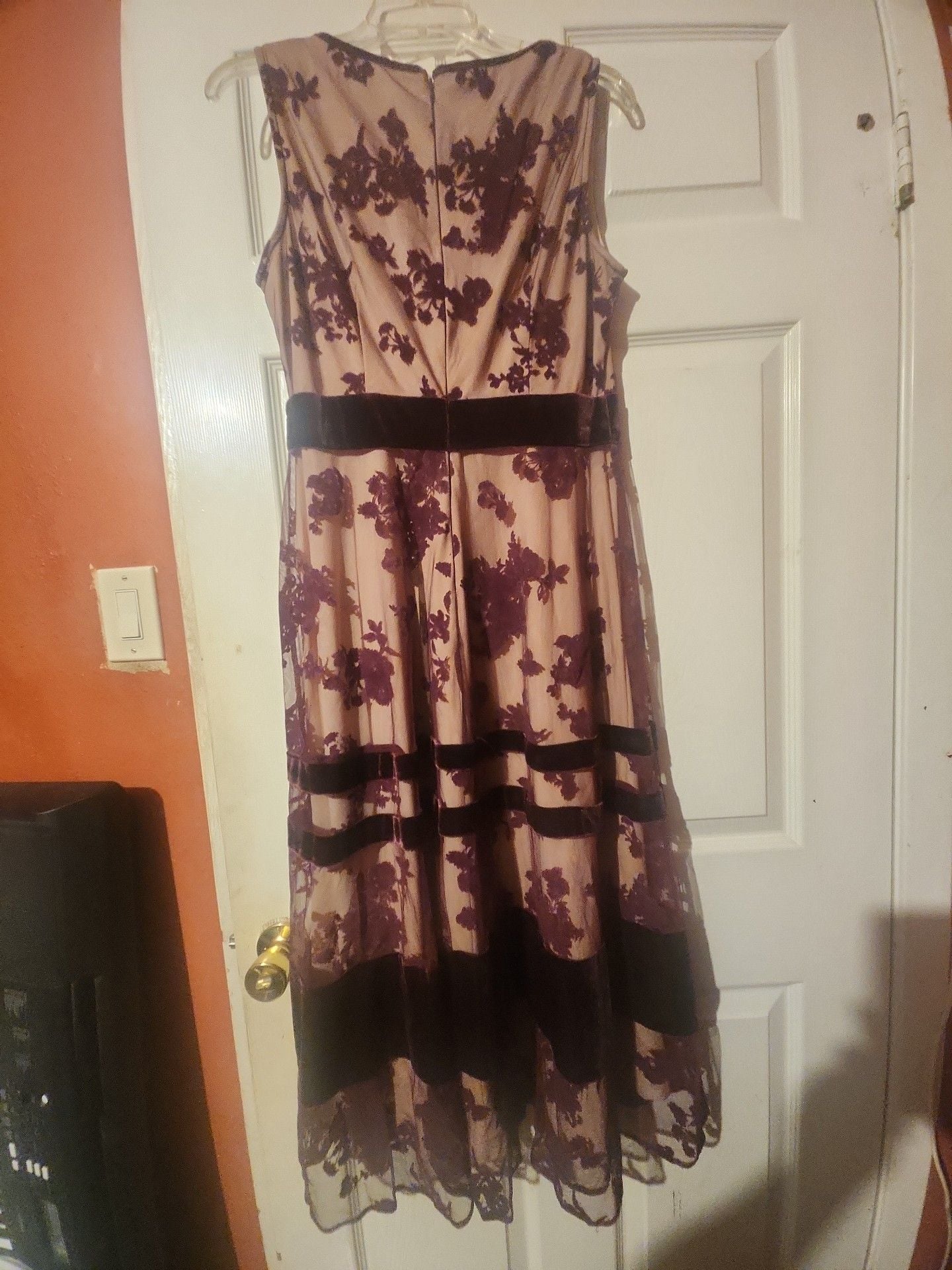 Dress the Population Audrey Sleeveless Floral Lace Midi Dress in Burgundy/Nude 2