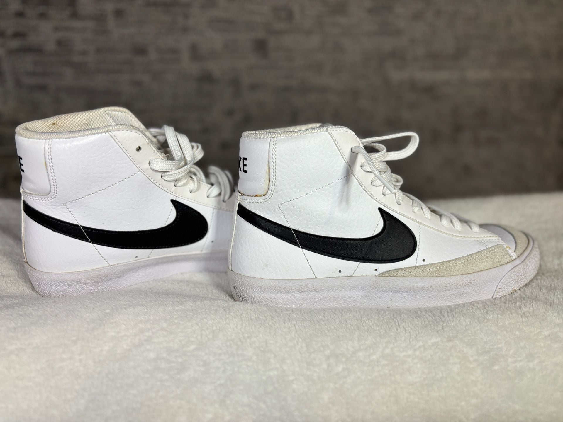 Nike Blazer Mid White Black High-Top Sneakers 2
