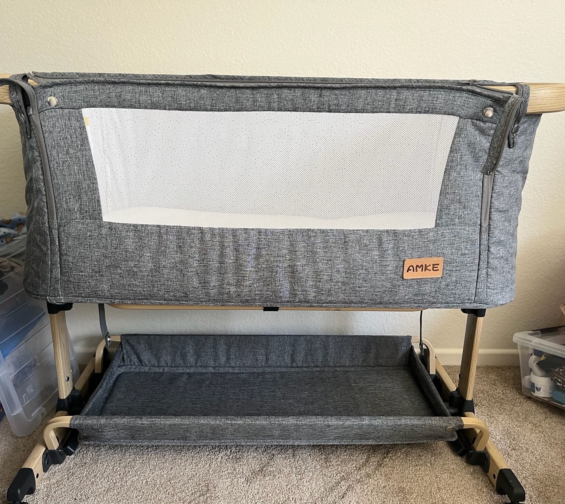 AMKE Baby Bassinet Bedside Sleeper with Storage Basket 1