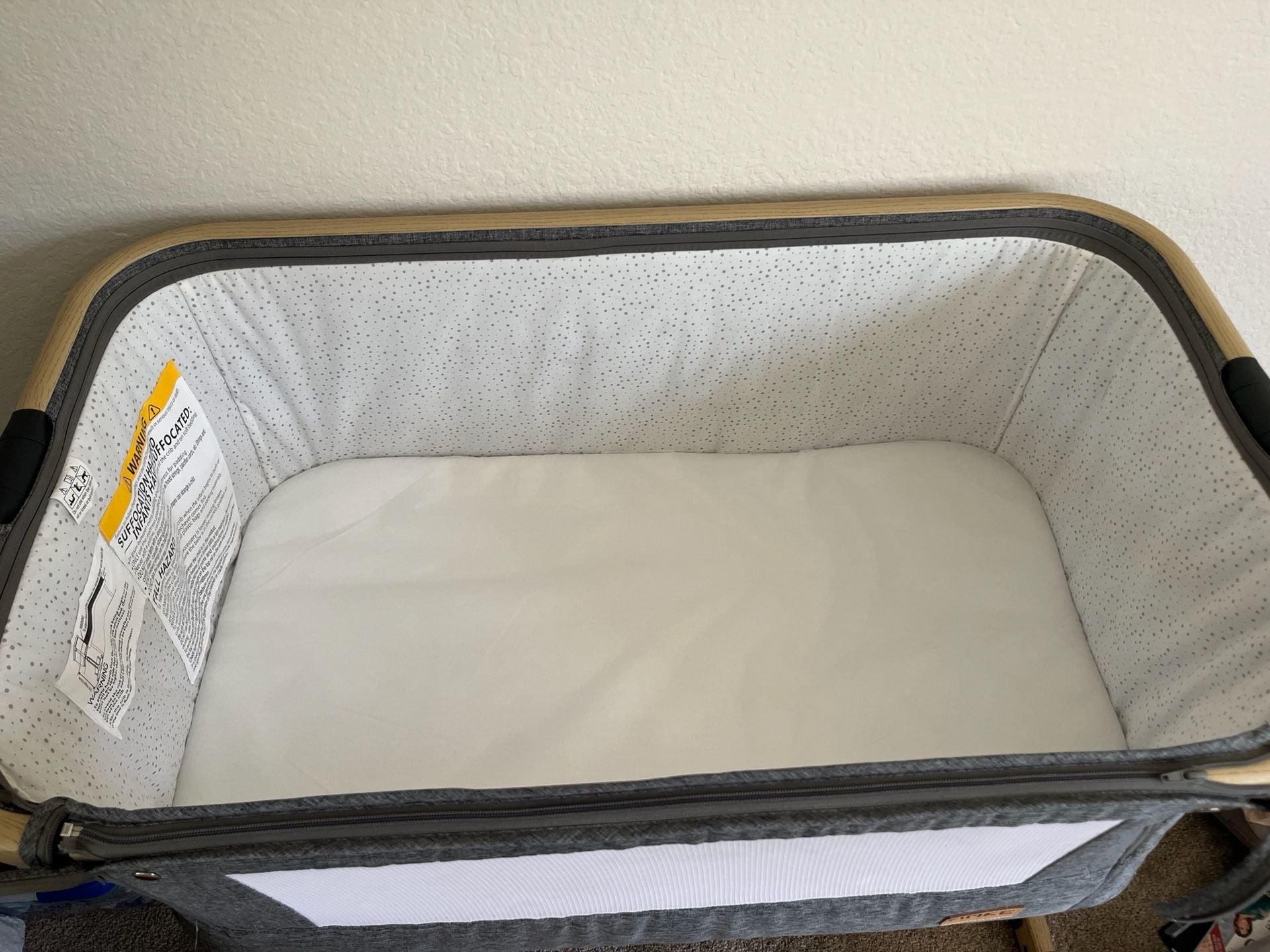 AMKE Baby Bassinet Bedside Sleeper with Storage Basket 2