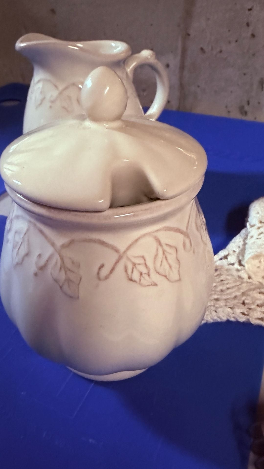 VINTAGE Longaberger Pottery Creamer & Sugar Bowl w/Lid Leaf Vine Ivory Set 4