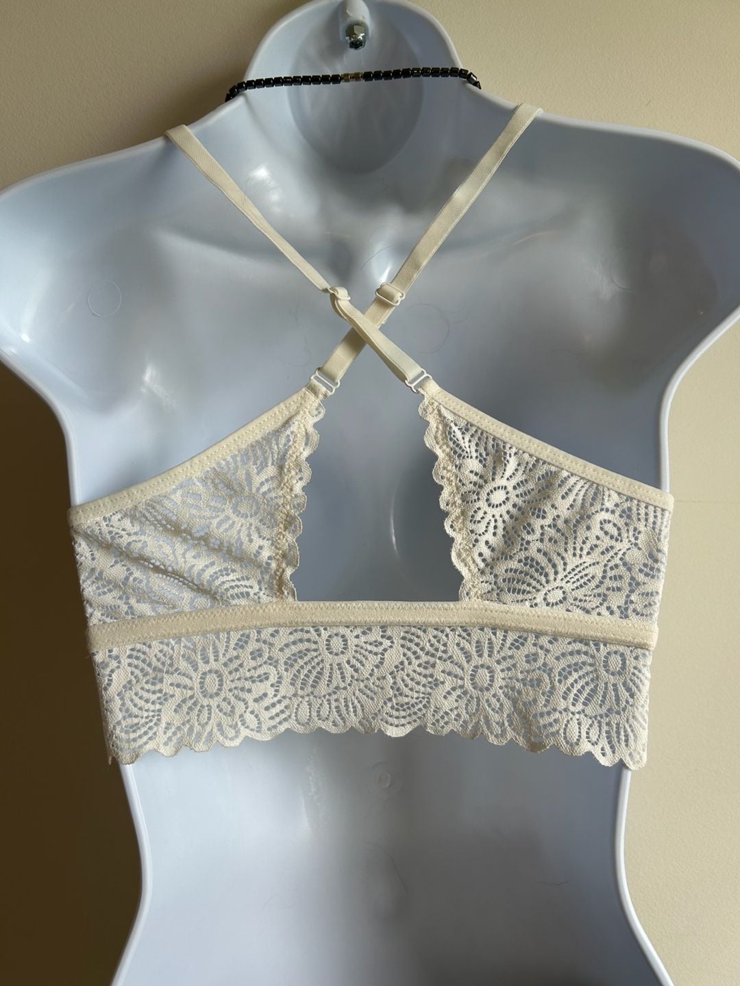 Auden Women's Lace Cross-Back Bralette in White 3