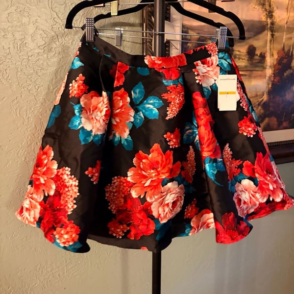 B. Darlin Women's Black and Red Floral Print Pleated Satin Skirt Size 7/8