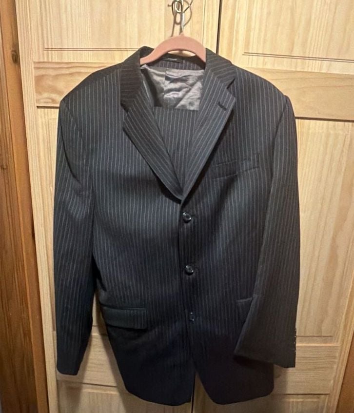 Calvin Klein Mens 100% Wool Black Pinstripe Suit 1