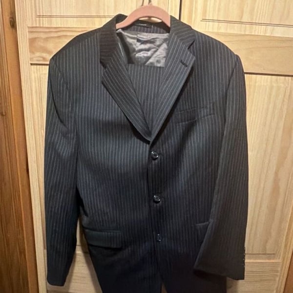 Calvin Klein Mens 100% Wool Black Pinstripe Suit 