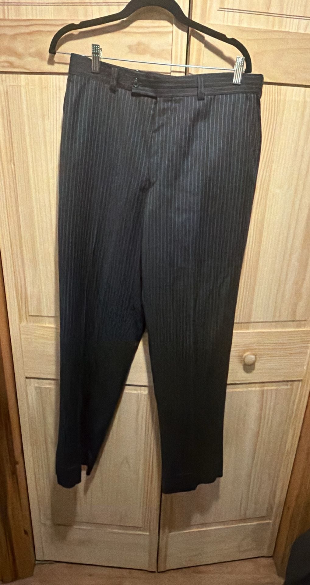 Calvin Klein Mens 100% Wool Black Pinstripe Suit 7