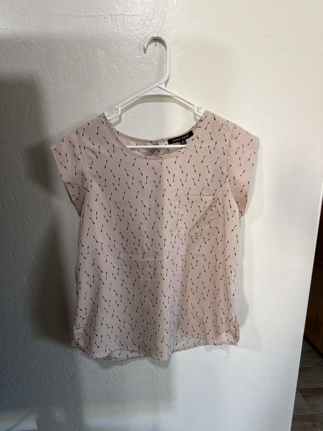 Sweet Rain Women's Blush Pink Arrow Print Cap Sleeve Blouse with Chest Pocket 2