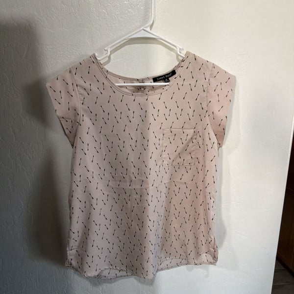 Sweet Rain Women's Blush Pink Arrow Print Cap Sleeve Blouse with Chest Pocket
