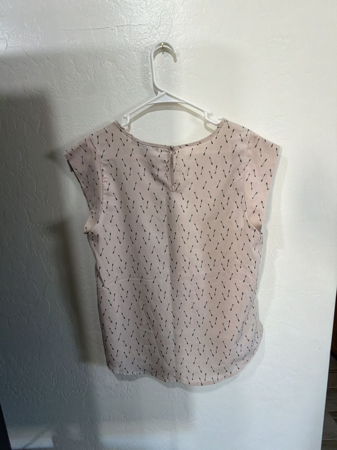 Sweet Rain Women's Blush Pink Arrow Print Cap Sleeve Blouse with Chest Pocket 3