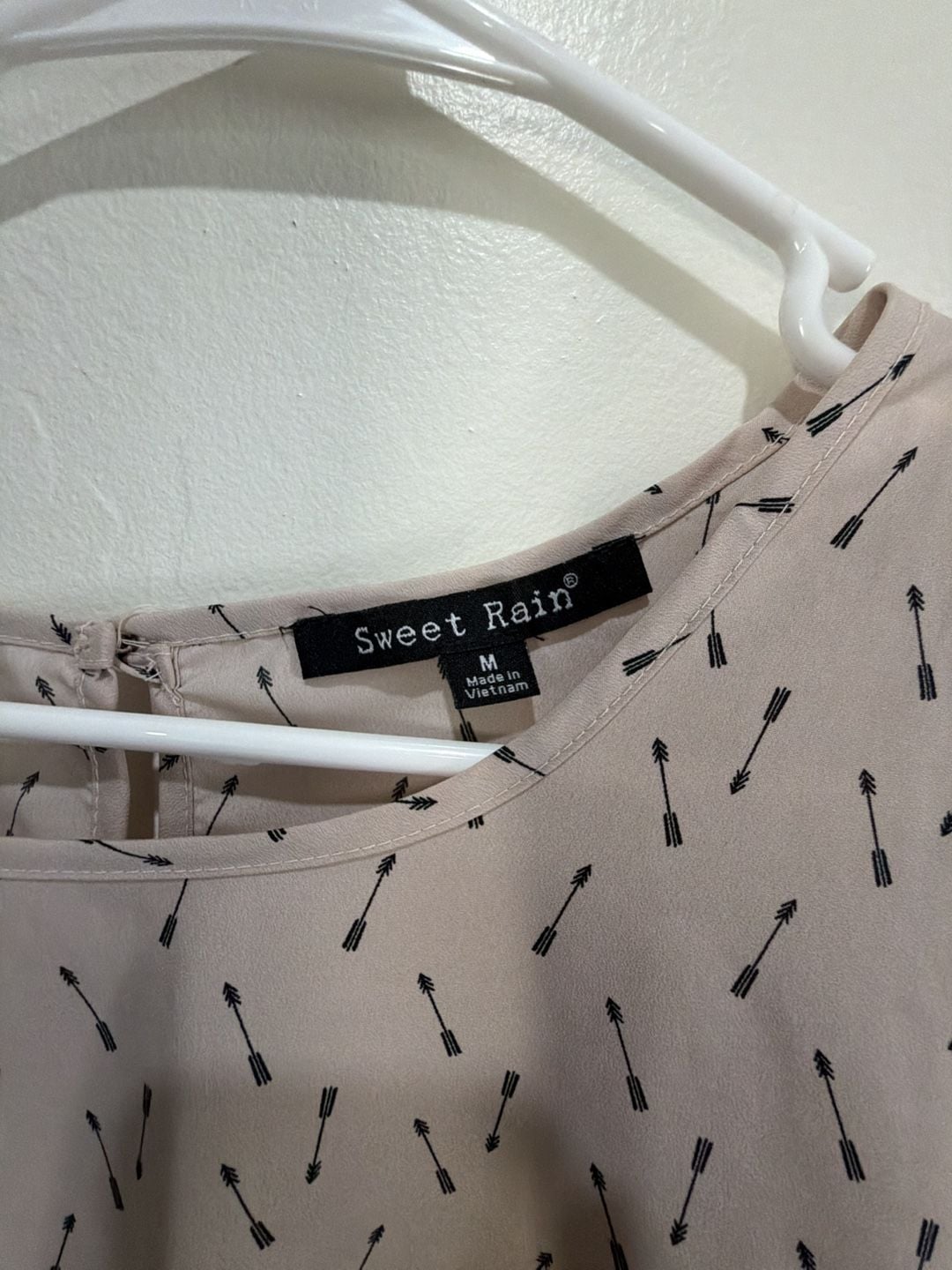 Sweet Rain Women's Blush Pink Arrow Print Cap Sleeve Blouse with Chest Pocket 4