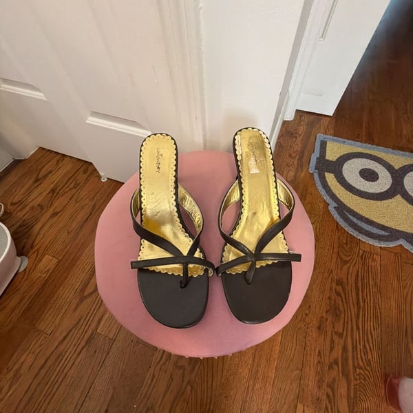 Unionbay Romance Black Thong Kitten Heel Sandals
