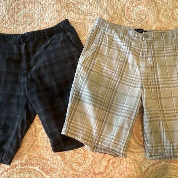 EUC 2 pair Calvin Klein & Apt. 9 Men's Plaid Flat Front Casual Shorts, 34