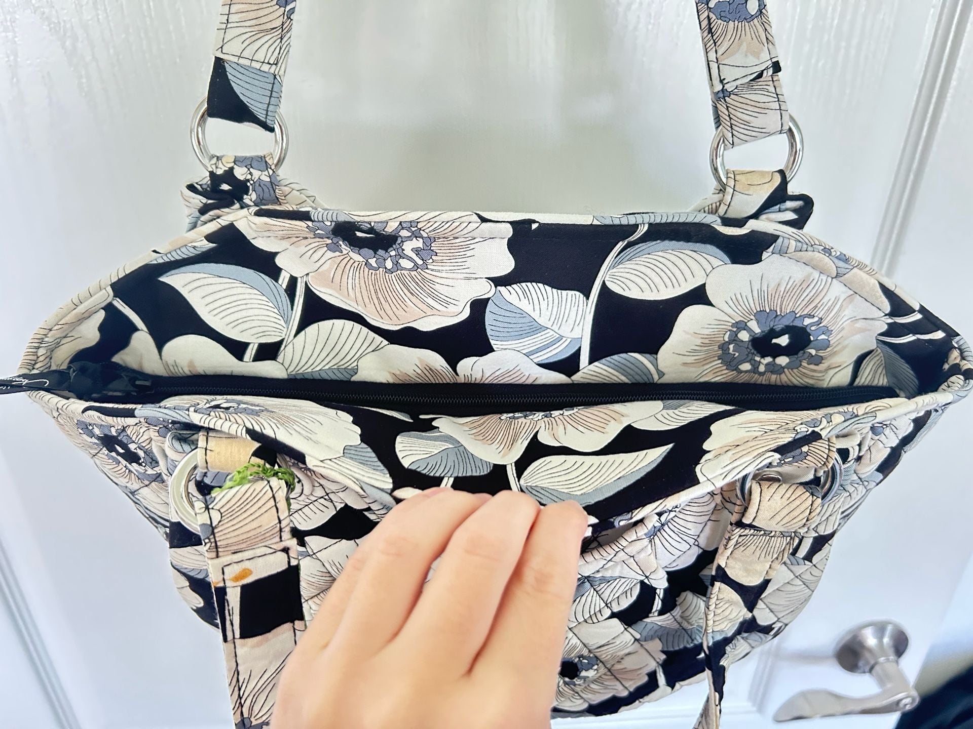 Vera Bradley black/ cream and clue flower bag 8
