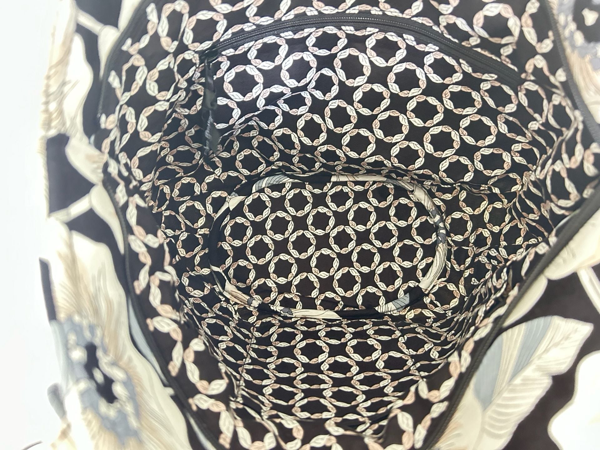 Vera Bradley black/ cream and clue flower bag 9