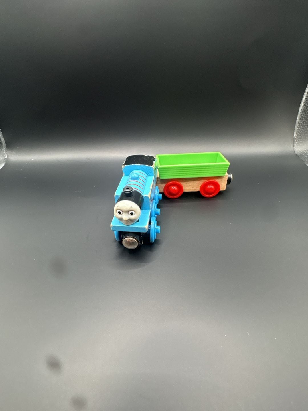 Thomas & Friends Wooden Railway Thomas the Tank Engine with Green Cargo Wagon 7