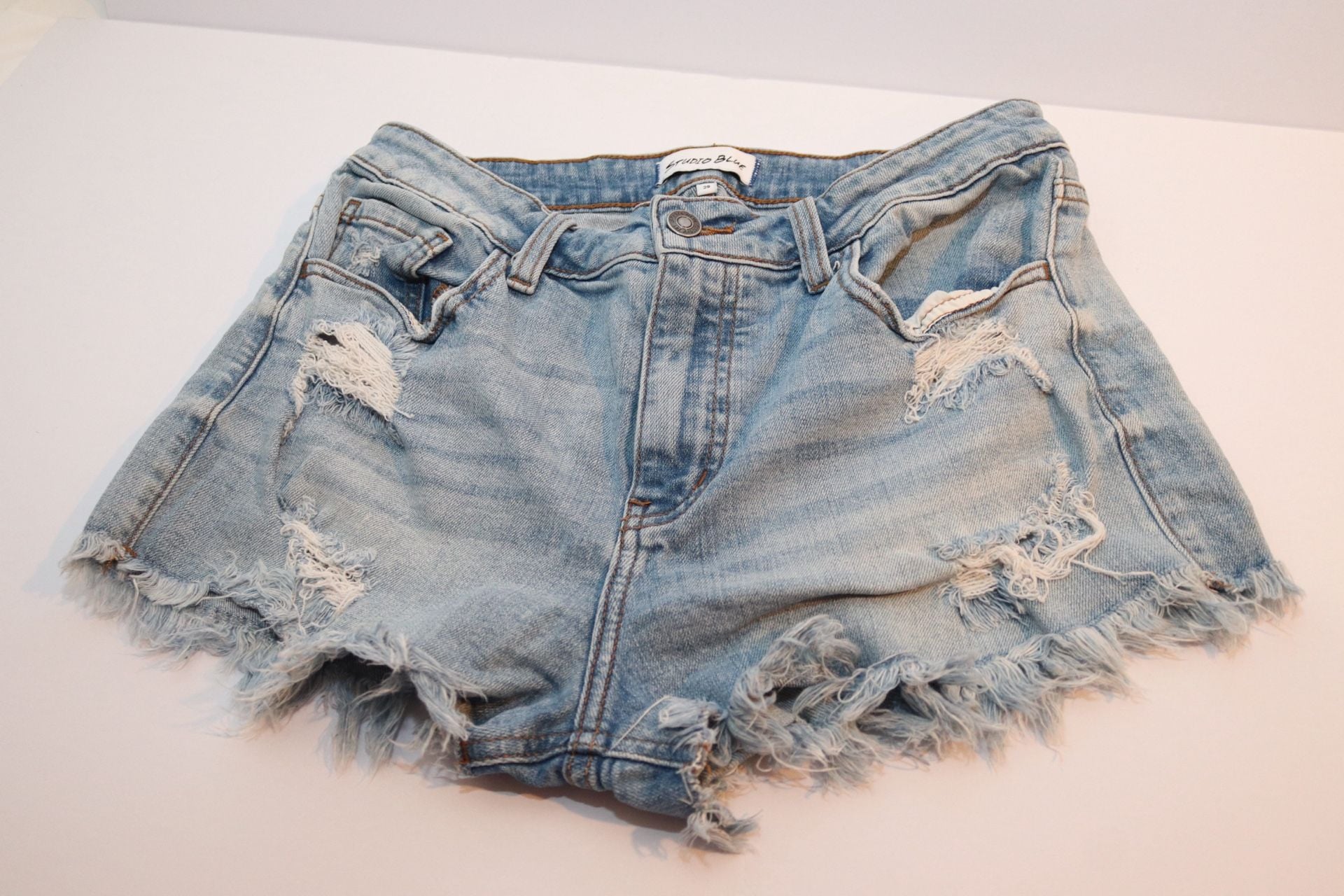 Studio Blue Women's Light Wash Distressed Frayed Hem Denim Shorts 3