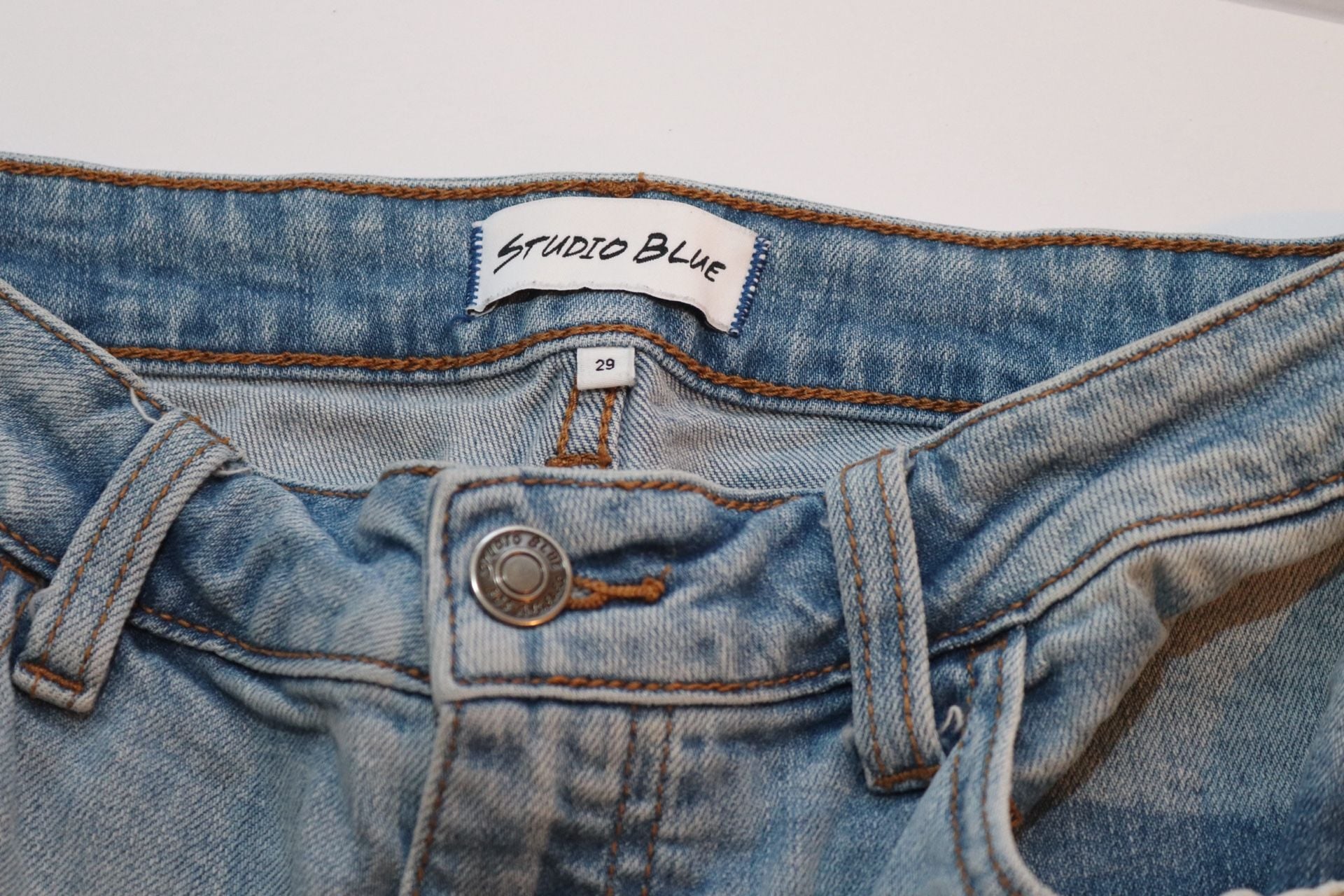 Studio Blue Women's Light Wash Distressed Frayed Hem Denim Shorts 4