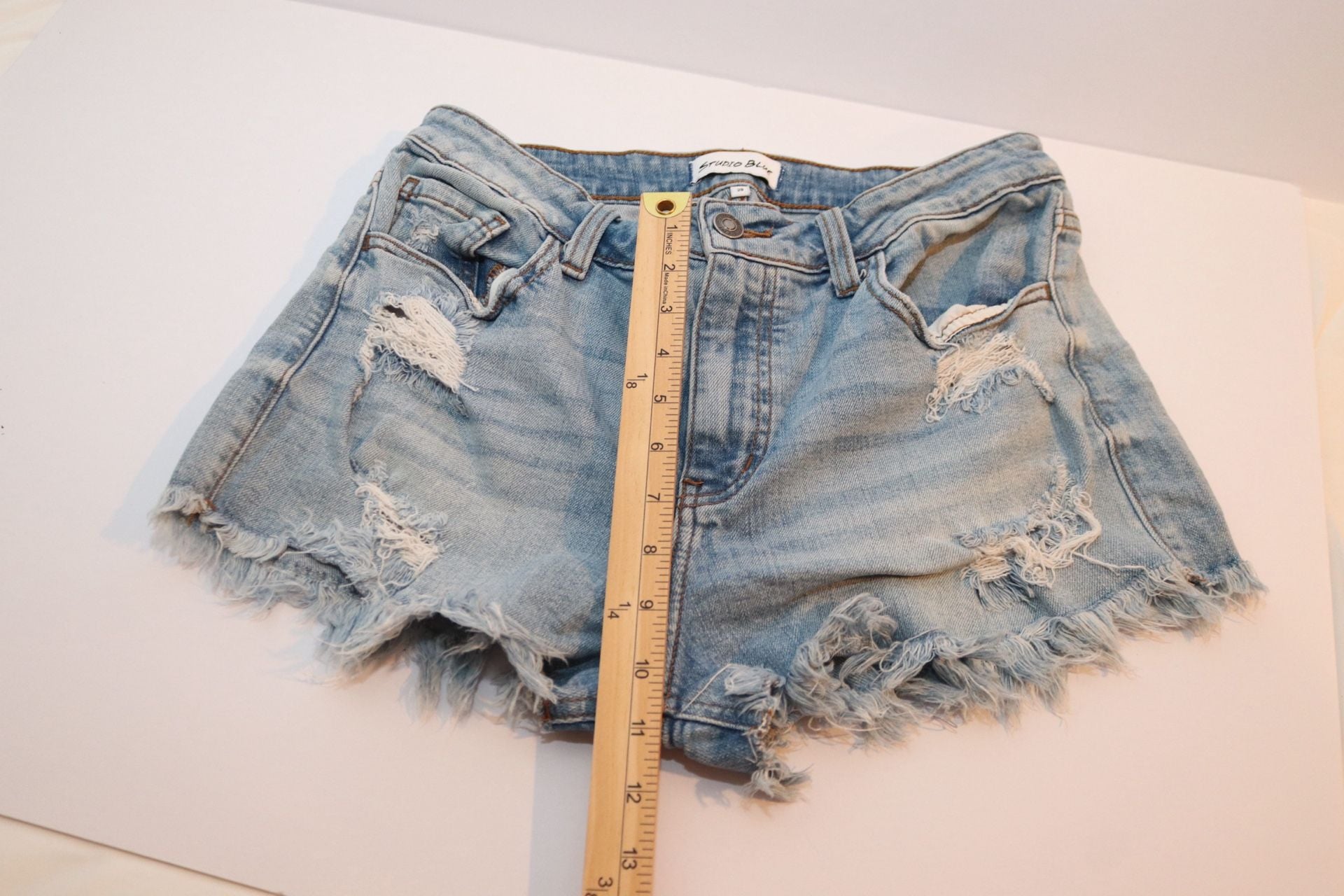 Studio Blue Women's Light Wash Distressed Frayed Hem Denim Shorts 6