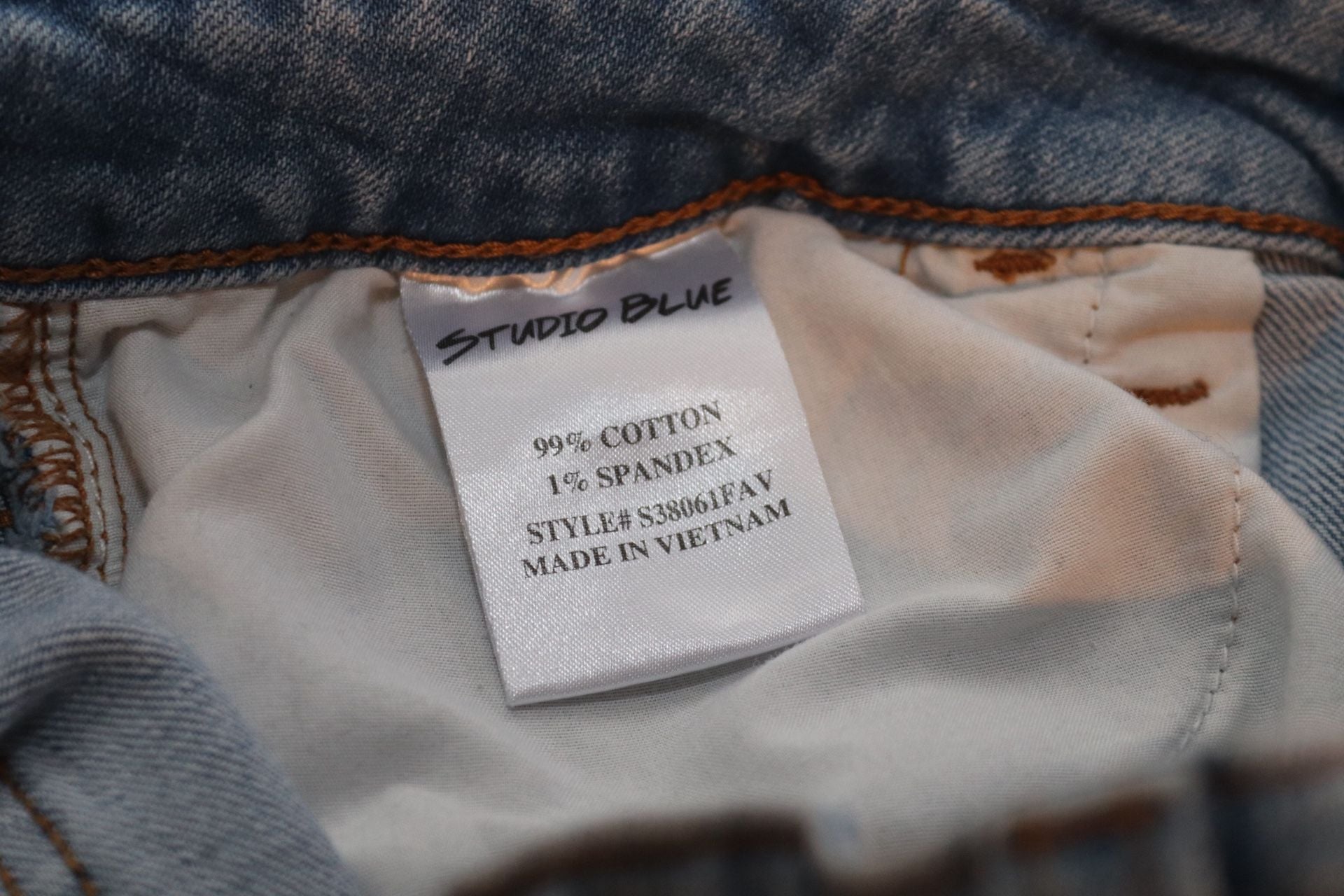 Studio Blue Women's Light Wash Distressed Frayed Hem Denim Shorts 8