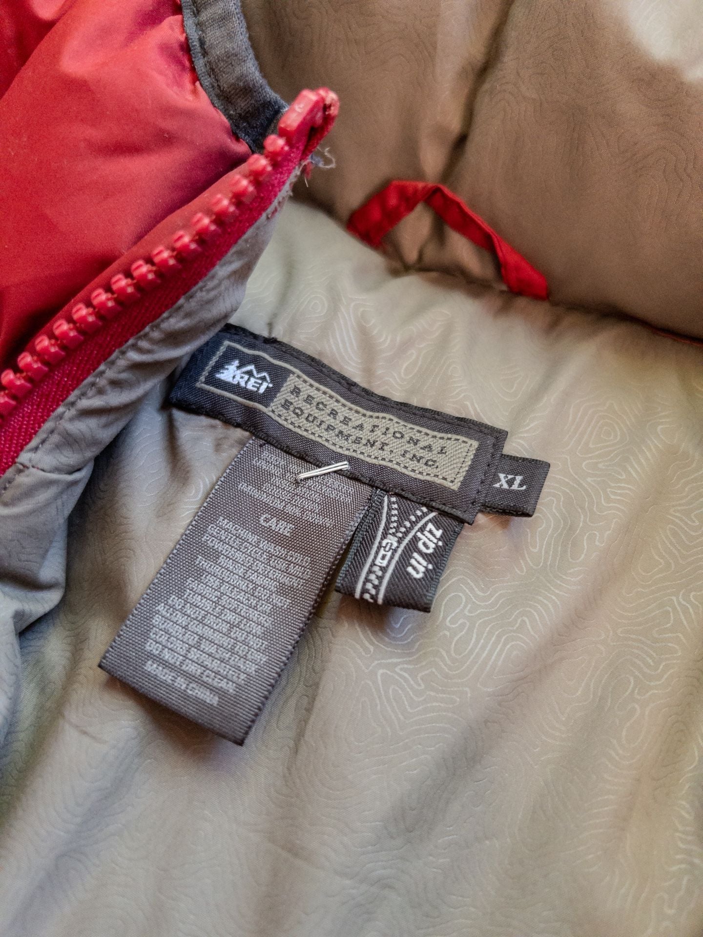Y2K REI Recreational Equipment Inc. Men's Zip-In Insulated Goose Down Puffer Jacket Red/Grey Headphones 🎧 5