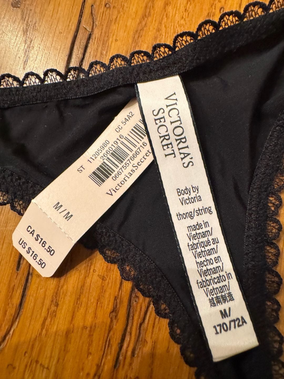 Victoria's Secret Body by Victoria Lace Thong Panty
New with tags
B869 4