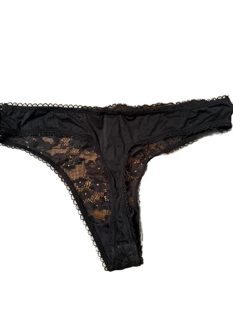 Victoria's Secret Body by Victoria Lace Thong Panty
New with tags
B869 2