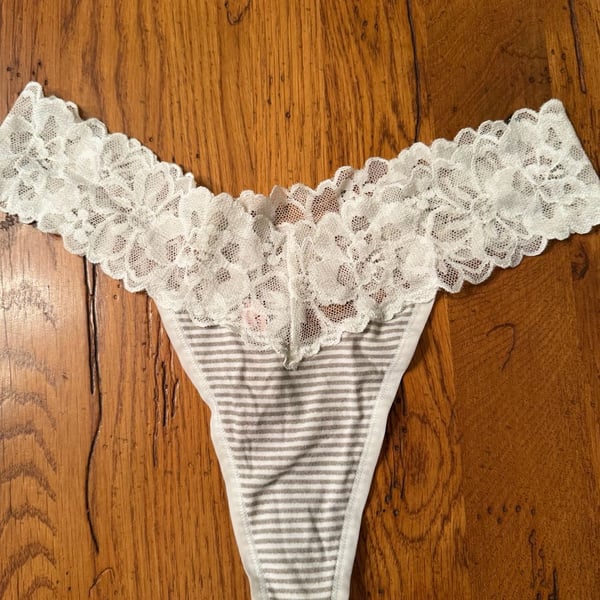 Victoria's Secret Lace-Waist Striped Cotton Thong Panty
New with tag 

B870