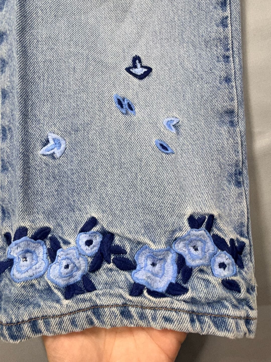 Avenue Blues Vintage High-Waisted Straight-Leg Jeans w/ Floral Embroidery Sz 14 6