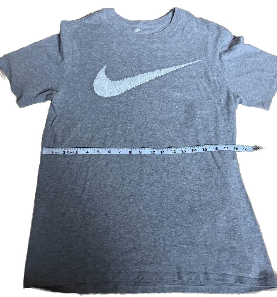 Nike Sportswear Graphic T-Shirt in Grey Heather 4
