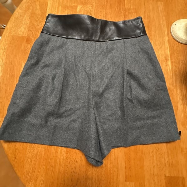 Diane von Furstenberg DVF Grey Wool and Leather Waistband Shorts Size 2