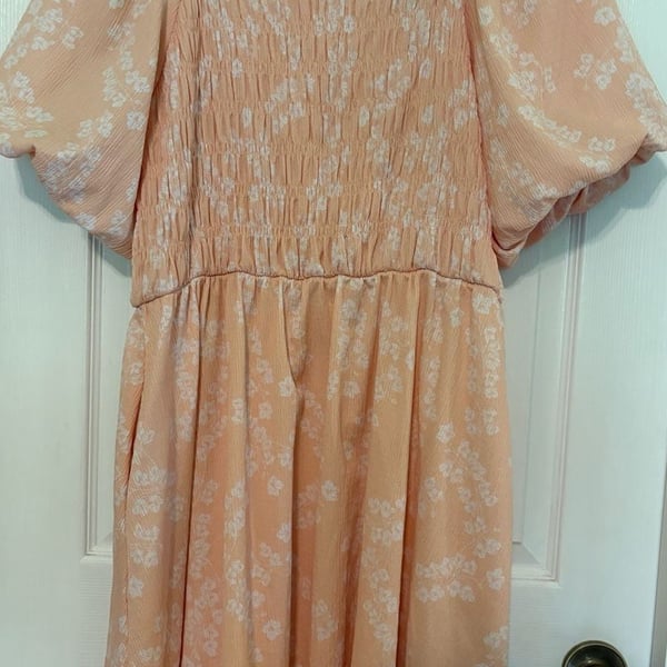 EUC LuLaRoe Alina Smocked Puff Sleeve Midi Dress in Peach Floral Print, large