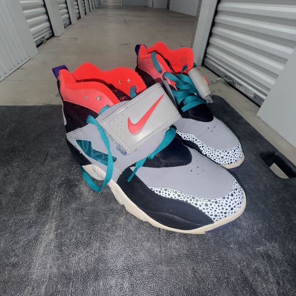 Nike Air Diamond Turf 2 Wolf Grey Crimson Sneakers
