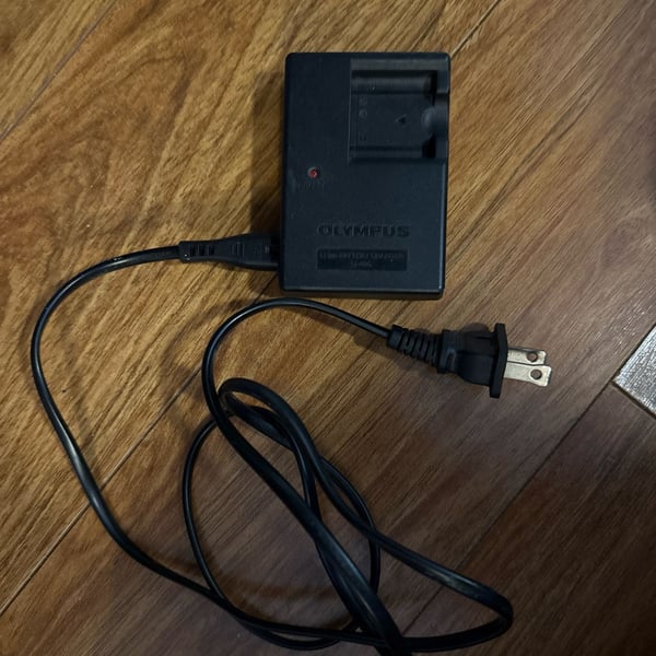 Olympus LI-40C Lithium-Ion Digital Camera Battery Charger