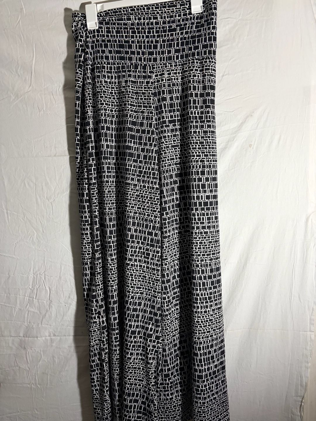 New Directions Women's Black and White Geometric Print Elastic Waist Wide Leg Pants 2