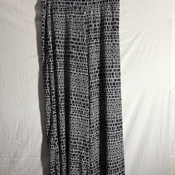 New Directions Women's Black and White Geometric Print Elastic Waist Wide Leg Pants