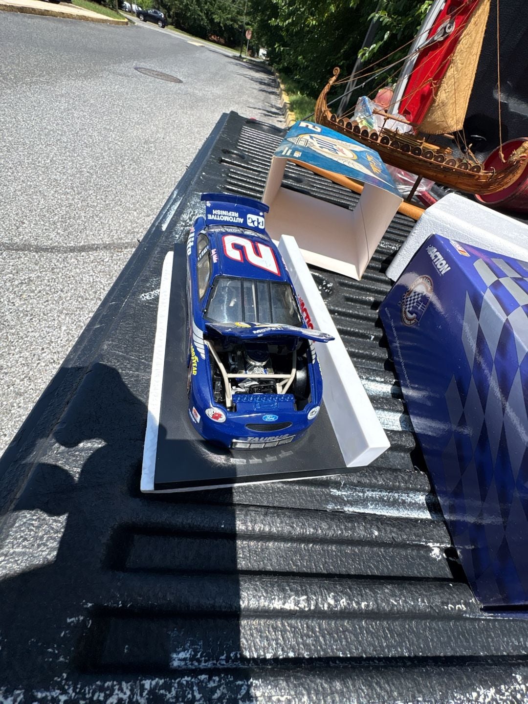 1999 Rusty Wallace #2 Miller Lite Harley-Davidson Ford Taurus 1:24 Scale Action Diecast Car 3