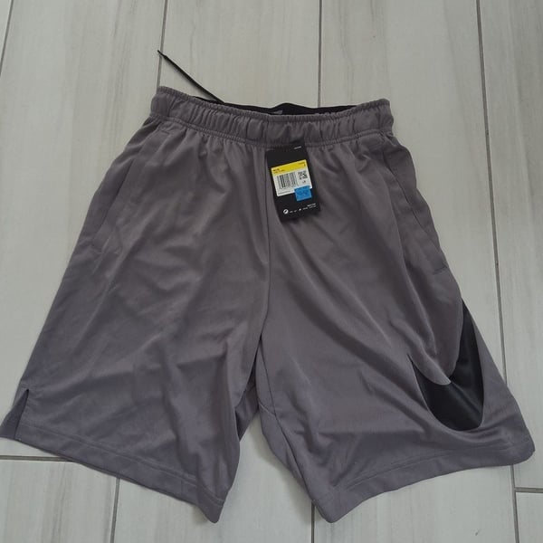 Nike Men's Training Shorts Size S Gray CN9773-056 new with tags.