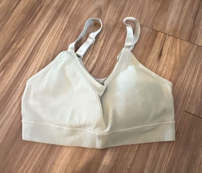 Seamless Ribbed V-Neck Adjustable Strap Sports Bralette in Light Green 2