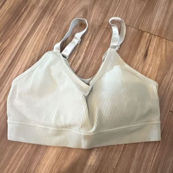 Seamless Ribbed V-Neck Adjustable Strap Sports Bralette in Light Green