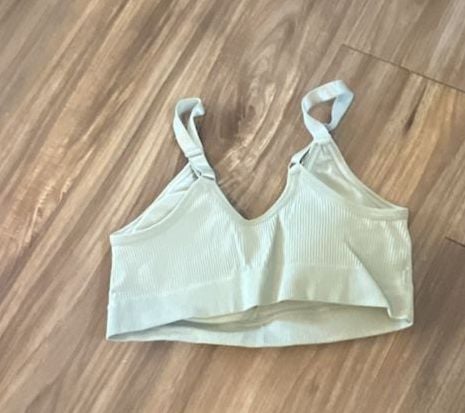 Seamless Ribbed V-Neck Adjustable Strap Sports Bralette in Light Green 3