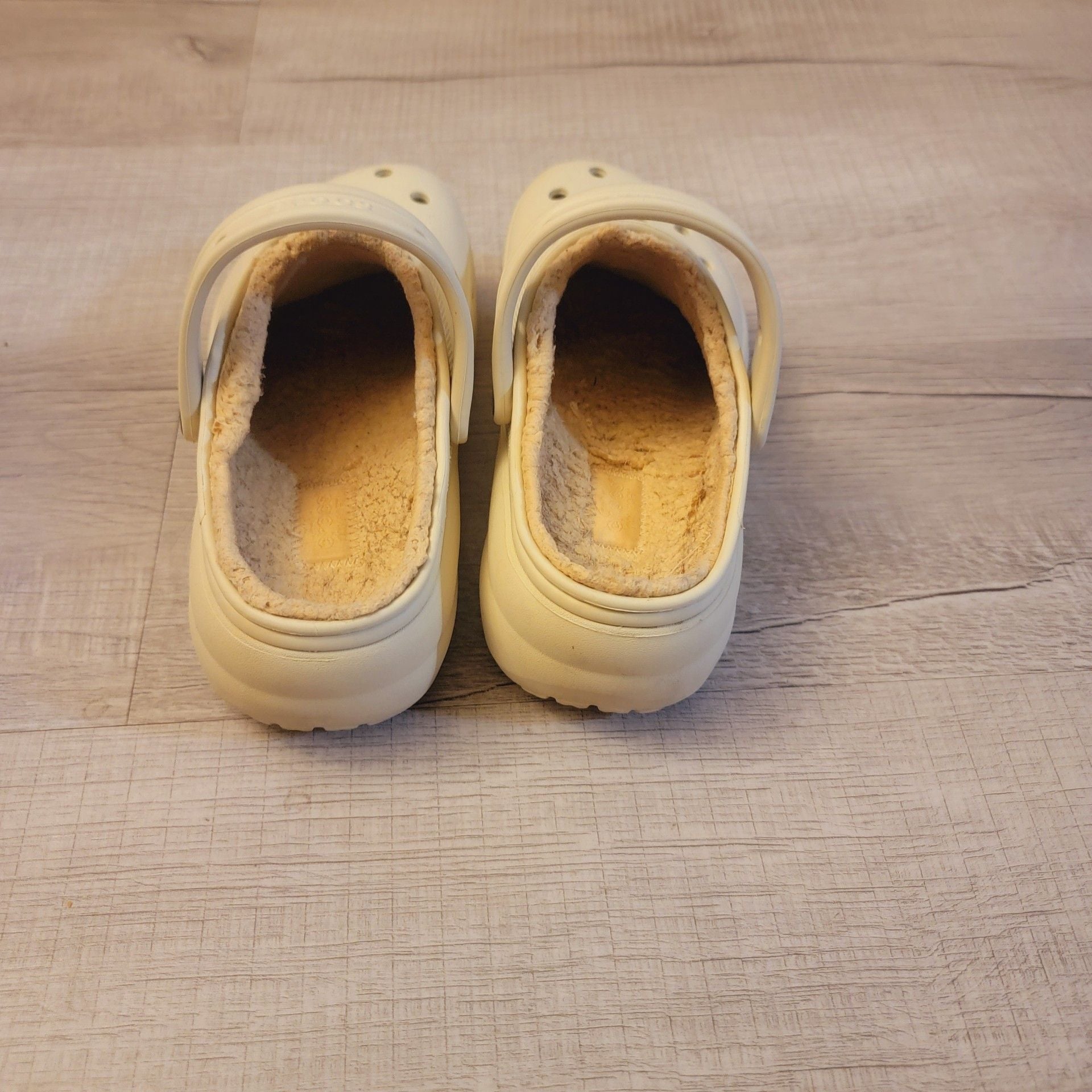 Crocs Classic Lined Clog in Bone 2
