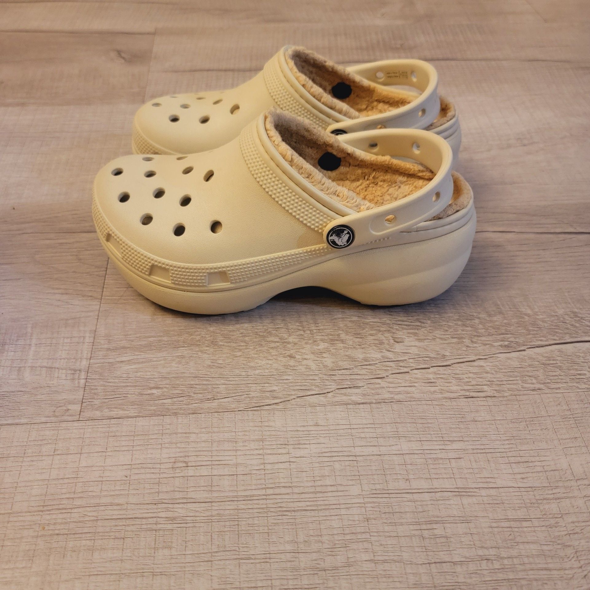 Crocs Classic Lined Clog in Bone 6
