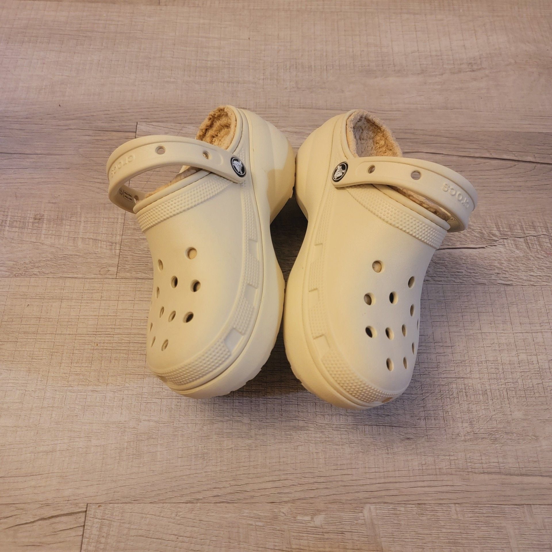 Crocs Classic Lined Clog in Bone 7