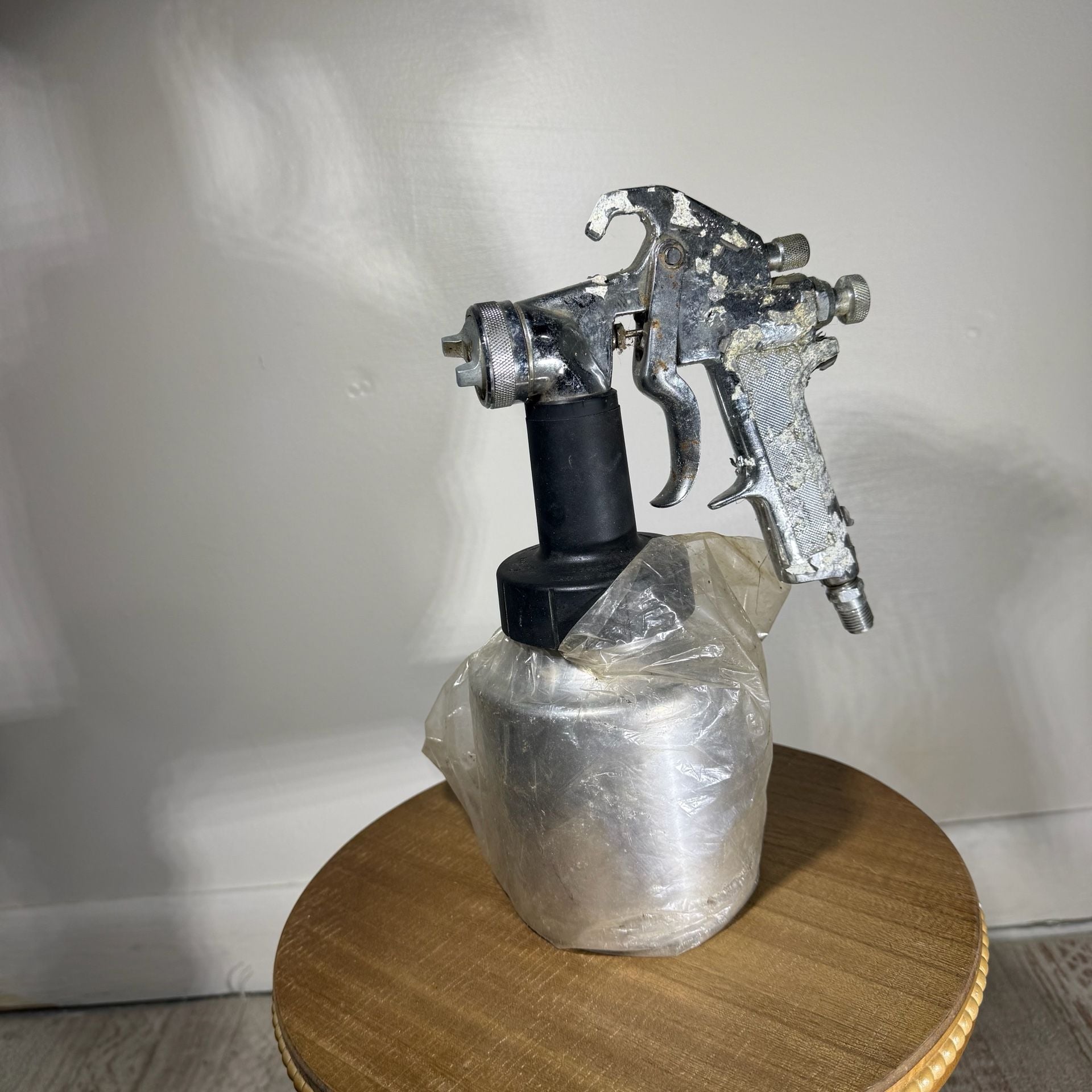 Campbell Hausfeld 300 Series Siphon Feed Pneumatic Spray Gun 1